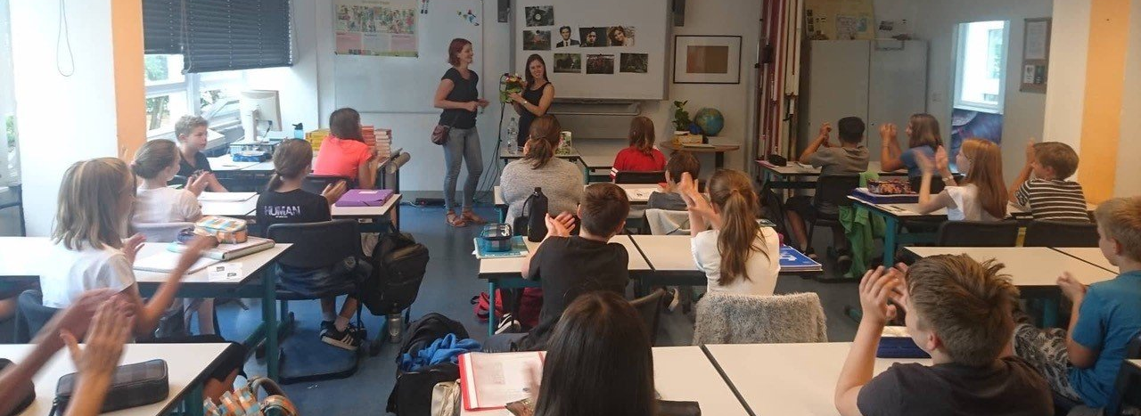 S.M.A. Goetze präsentiert die Wolfsliebe-Trilogie in der Alexander-Puschkin-Schule. S.M.A. Goetze präsentiert die Wolfsliebe-Trilogie in der Alexander-Puschkin-Schule. - Bücher, Trilogie, Fantasy, Romantasy, Werwolf, Schule, Schullektüre, Wolfsliebe.