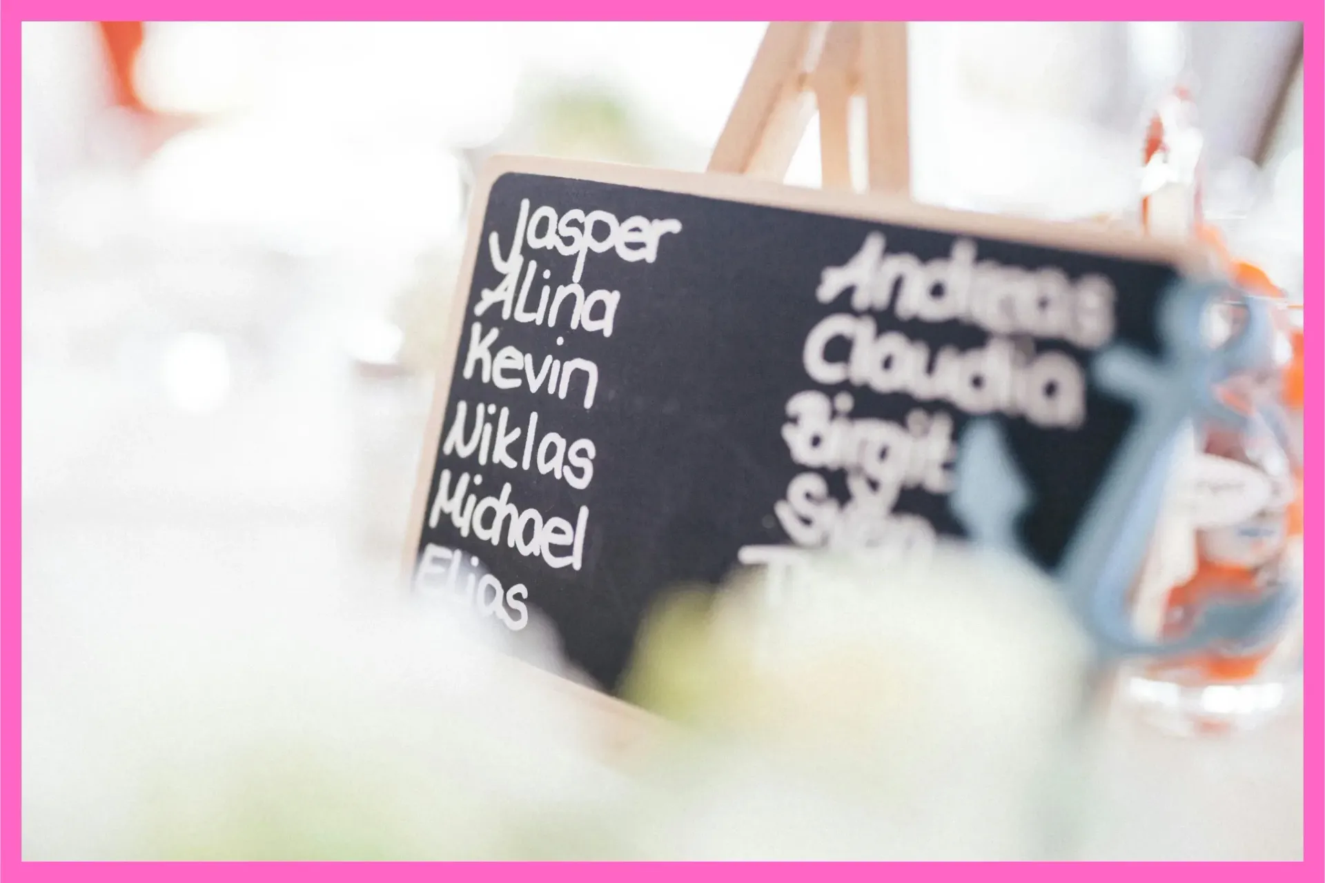 Eine Schiefertafel mit verschiedenen Vornamen ist zu sehen.