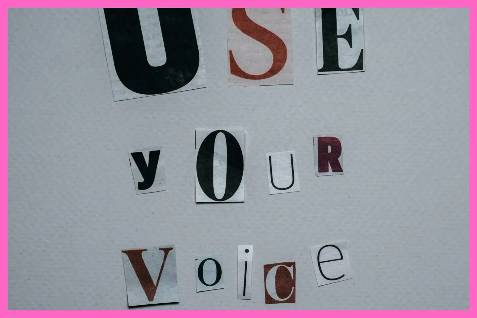 Ausgeschnittene Buchstaben ergeben den Satz: use your voice.