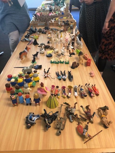 Figuren und Materialien auf einem Tisch ausgebreitet