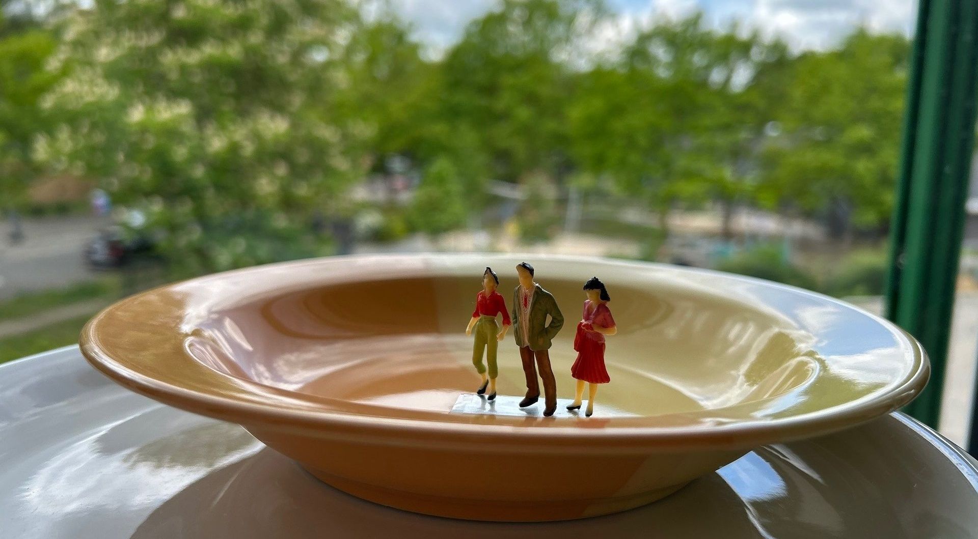 Figuren blicken über den Tellerrand