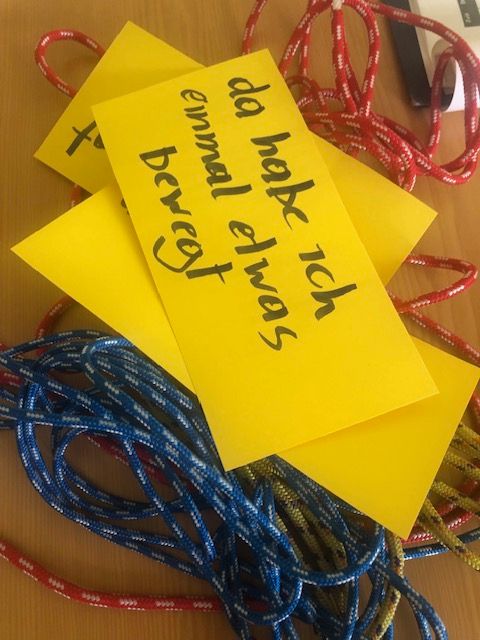 Gelber Moderationskarte mit dem Text