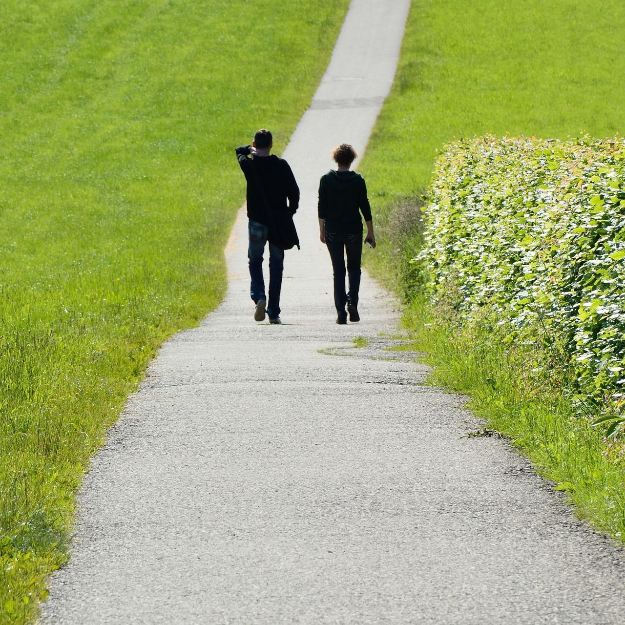 Zwei Menschen auf dem gemeinsamen Weg