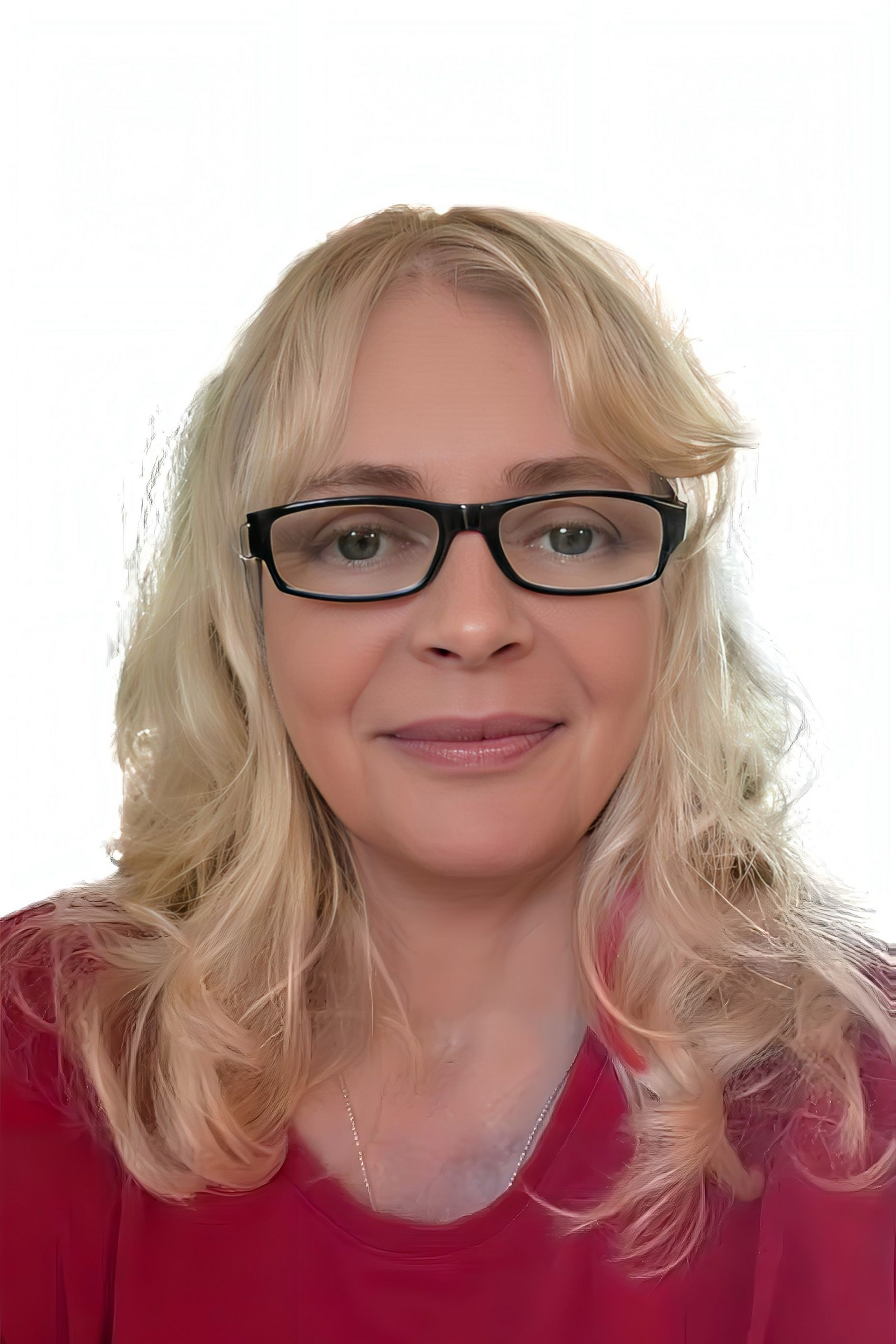 Frau mit blondem langen Haar, blauen Augen und Brille