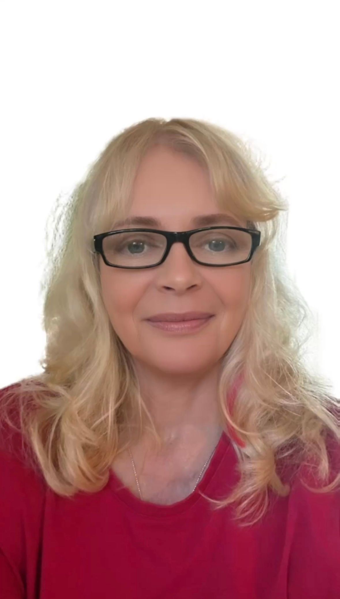 Frau mit blondem langen Haar, blauen Augen und Brille