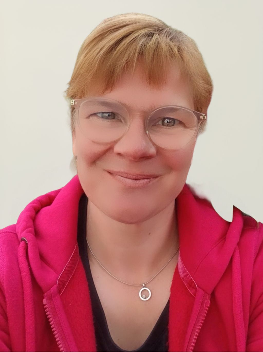 Frau mit blondem langen Haar, blauen Augen und Brille