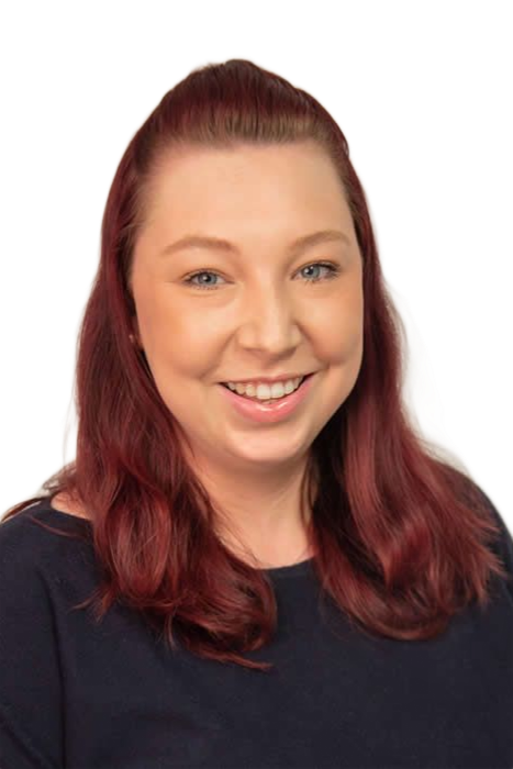 lächelnde Frau mit rötlichem Haar und blauen Augen