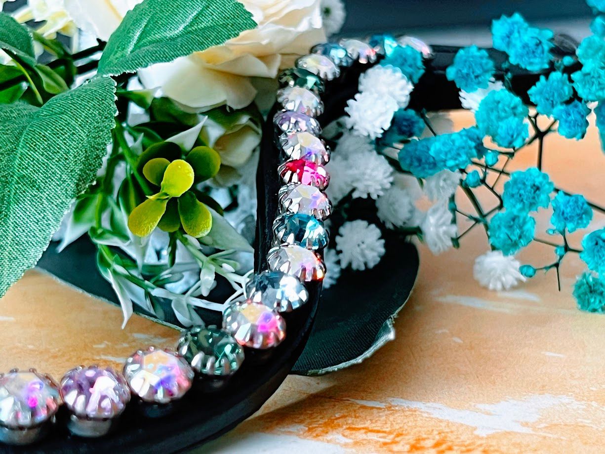 Let every hoofbeat echo with brilliance. Candyfloss premium European leather Preciosa crystal browband. 8mm multi-coloured Preciosa crystals with a unique unicorn sparkle. Traditional loops. Anatomical deep U-shape fit. All sizes. By Ice Equestrian.