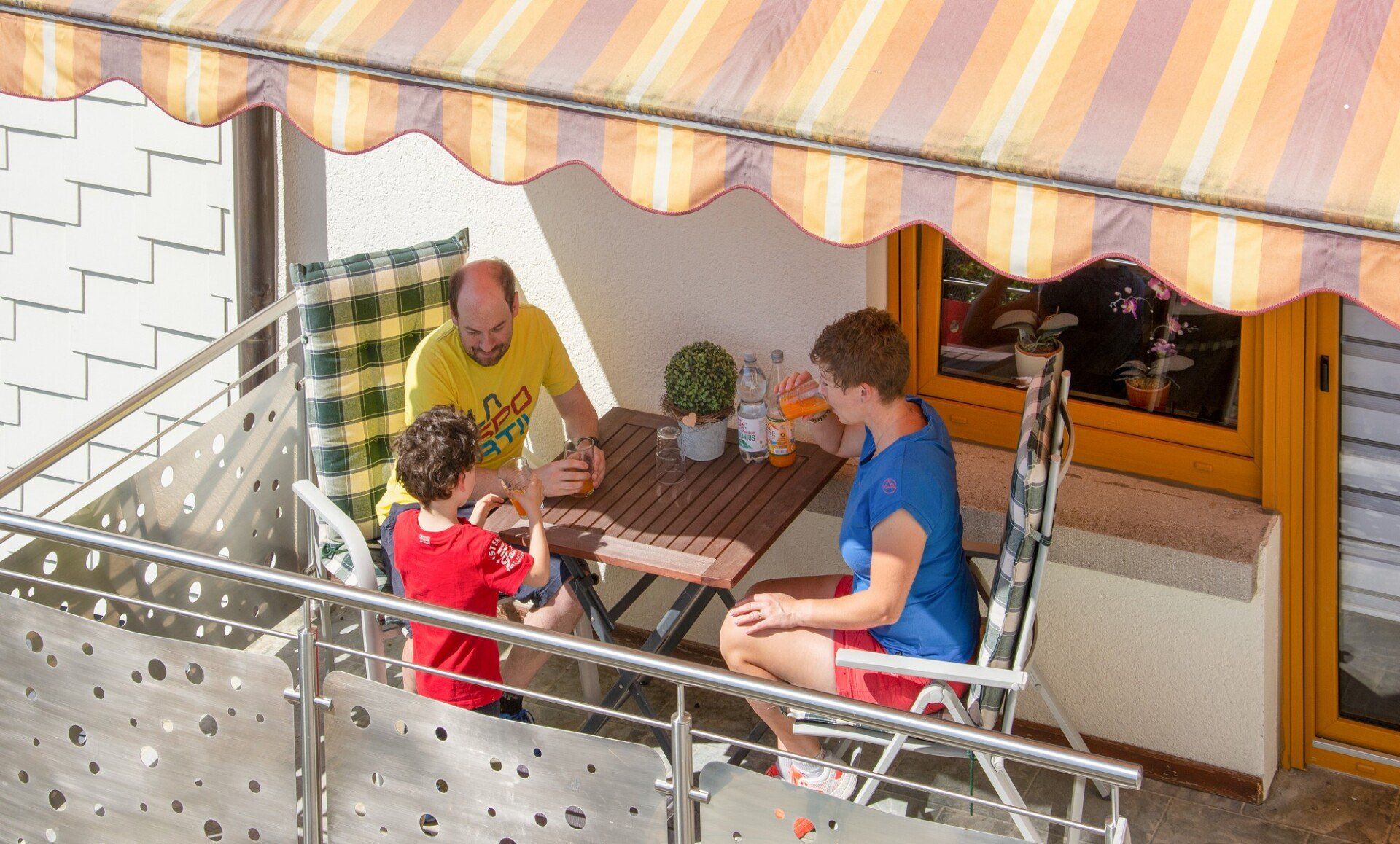 Durch eine Außentüre im Wohnzimmer erreichen Sie den Balkon Durch eine Außentüre im Wohnzimmer erreichen Sie den Balkon