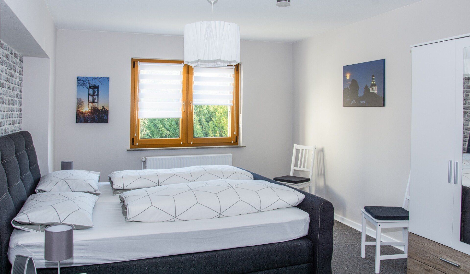 Schlafzimmer mit Doppel-Boxspringbett Schlafzimmer mit Doppel-Boxspringbett