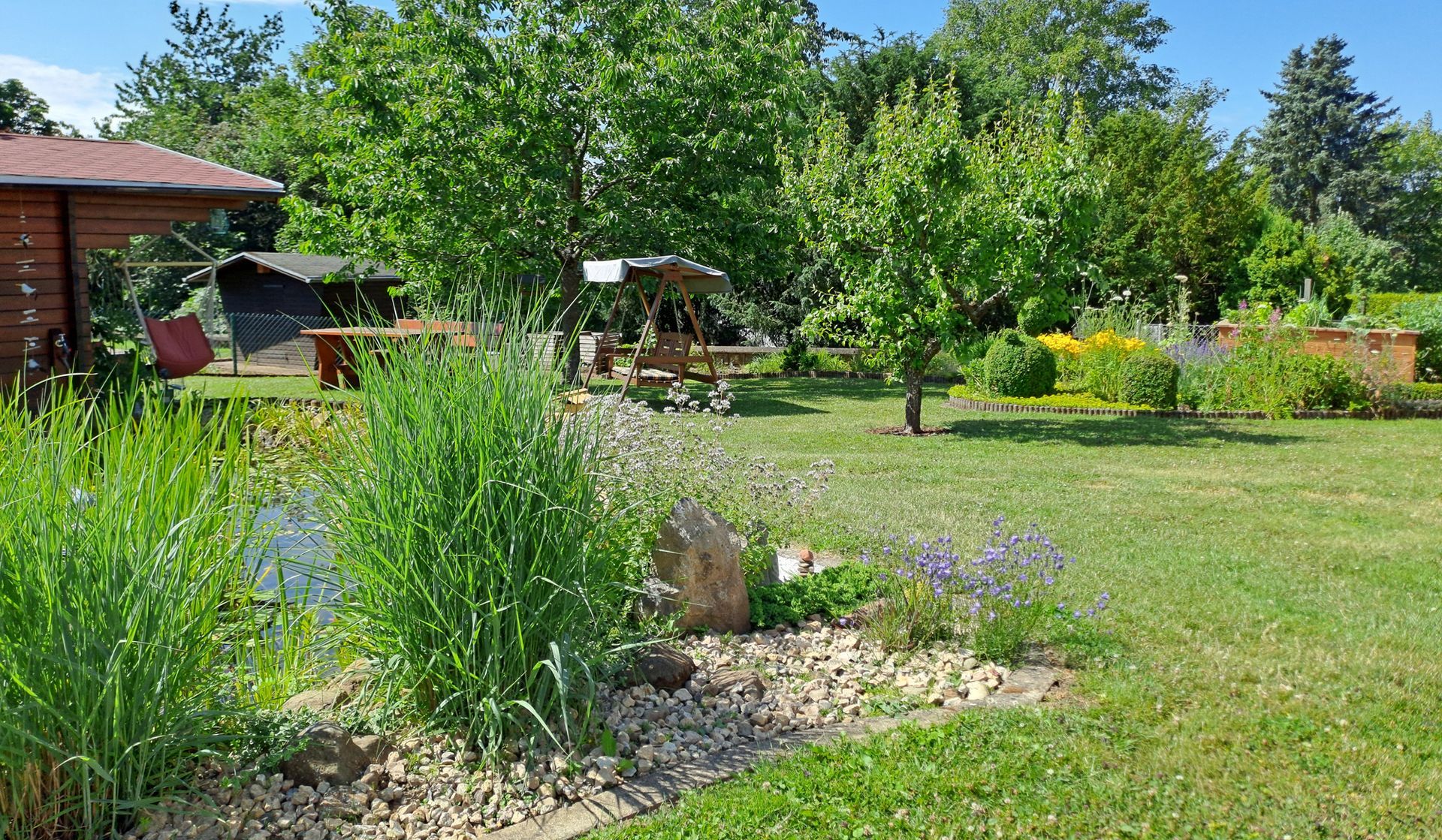 Gartenteich mit Bachlauf, das Wasserelement im Gartenbereich