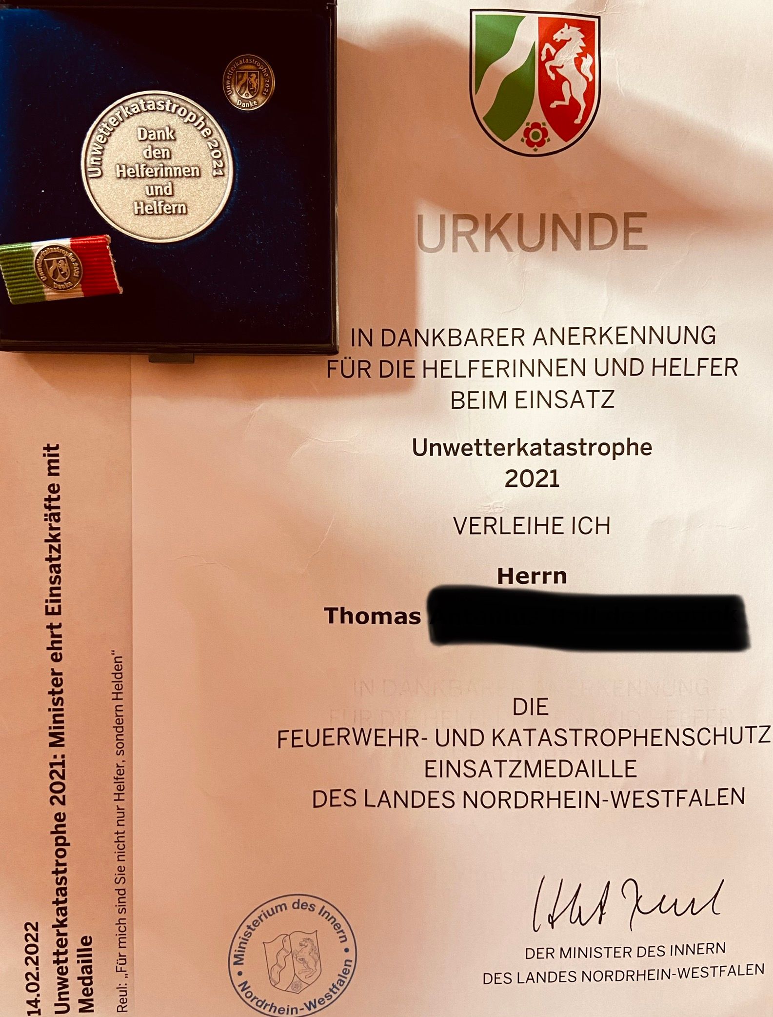 Thomas wird mit Feuerwehr u Katastrophenschutz Medaille NRW geehrt