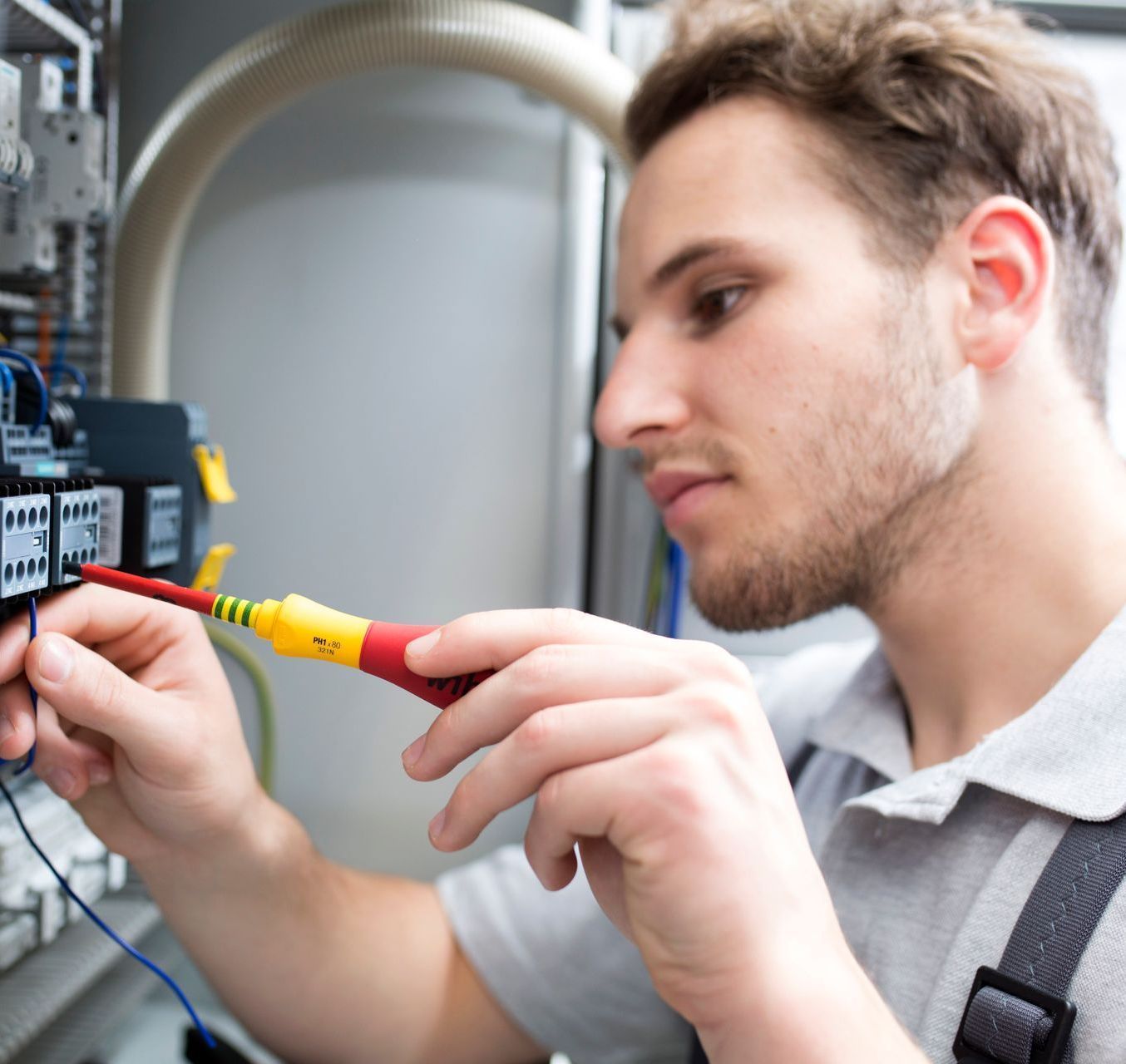 Mitarbeiter, der an einer Stromverteilung arbeitet