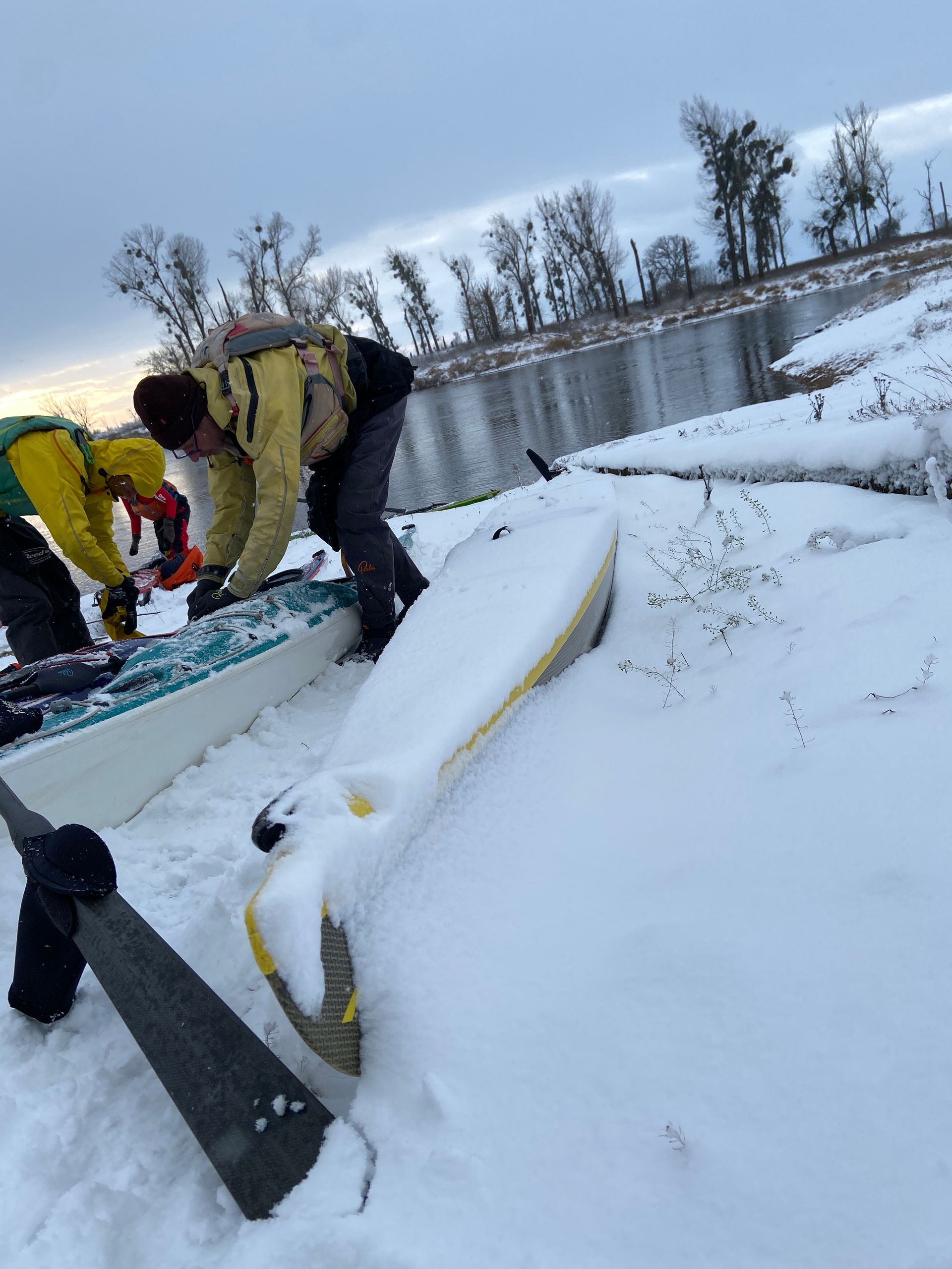Verschneite Paddelboote an der Elbe