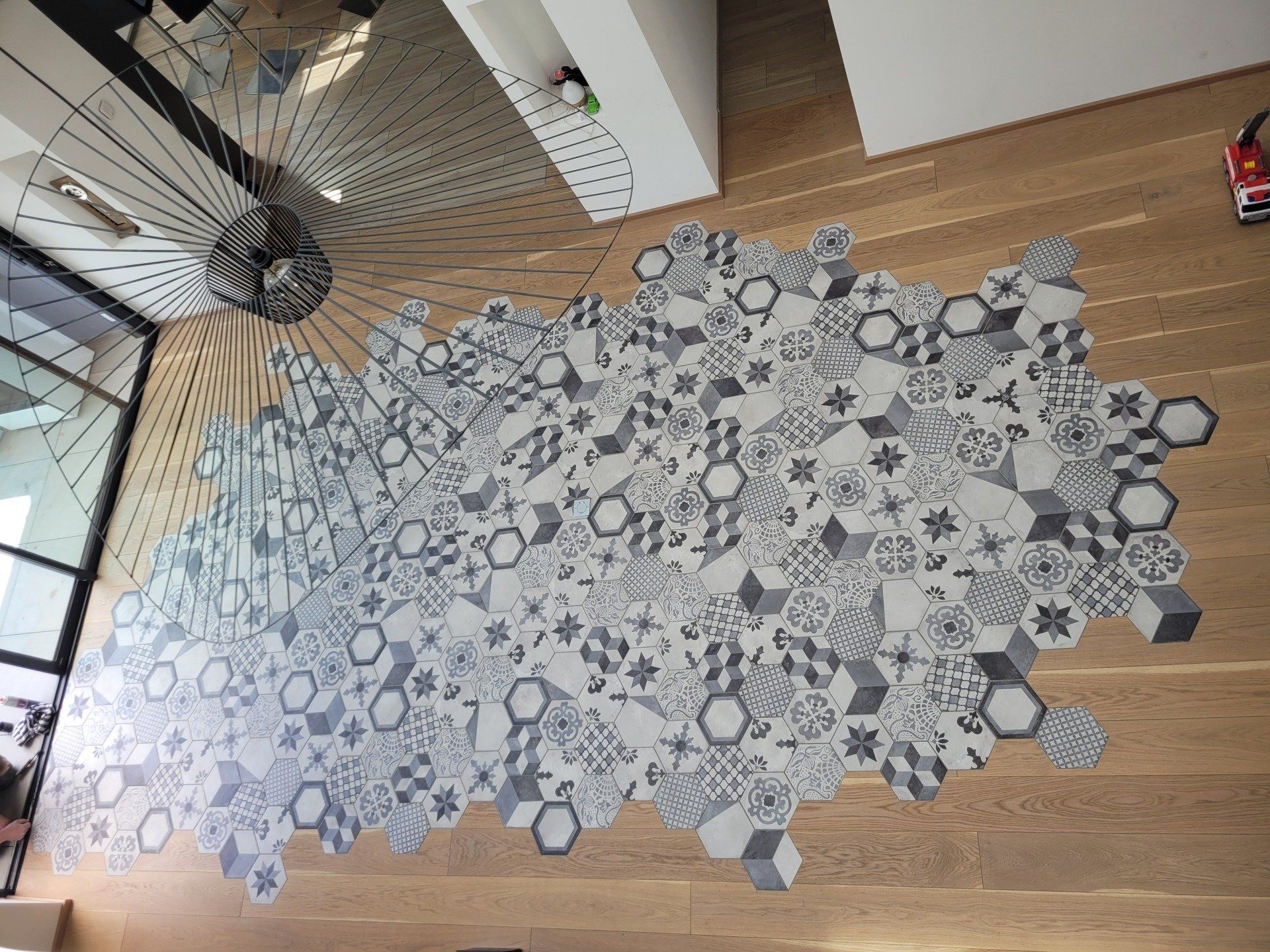 Carrelage incrusté dans le parquet