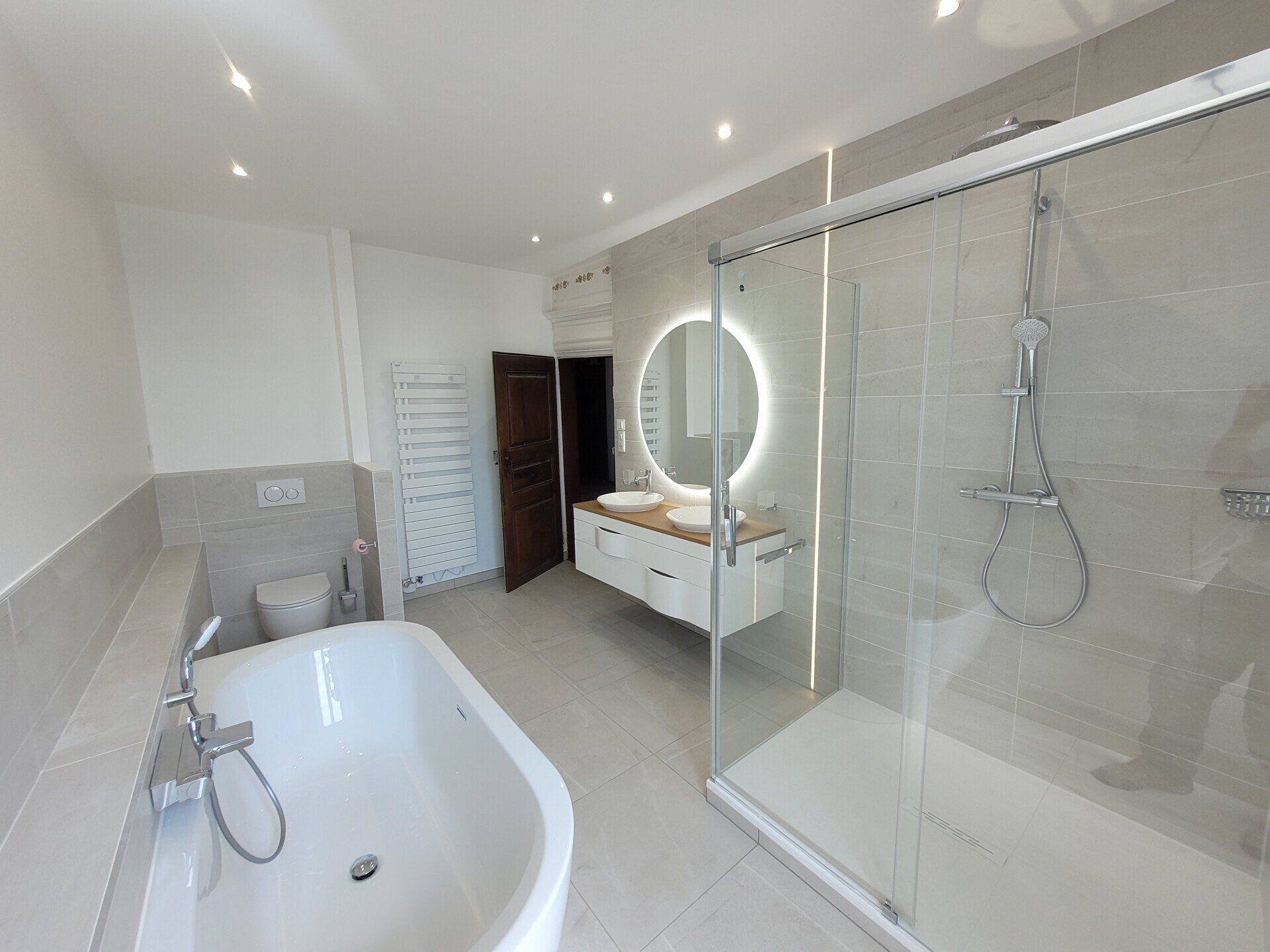 Salle de bain douche et baignoire