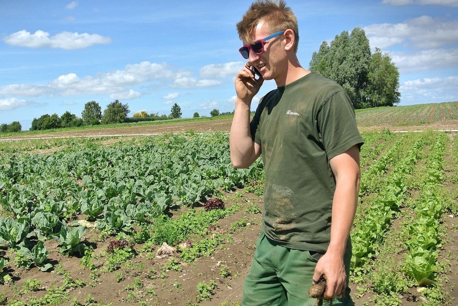 Landwirt am Telefon Foto Fremdwahrnehmung
