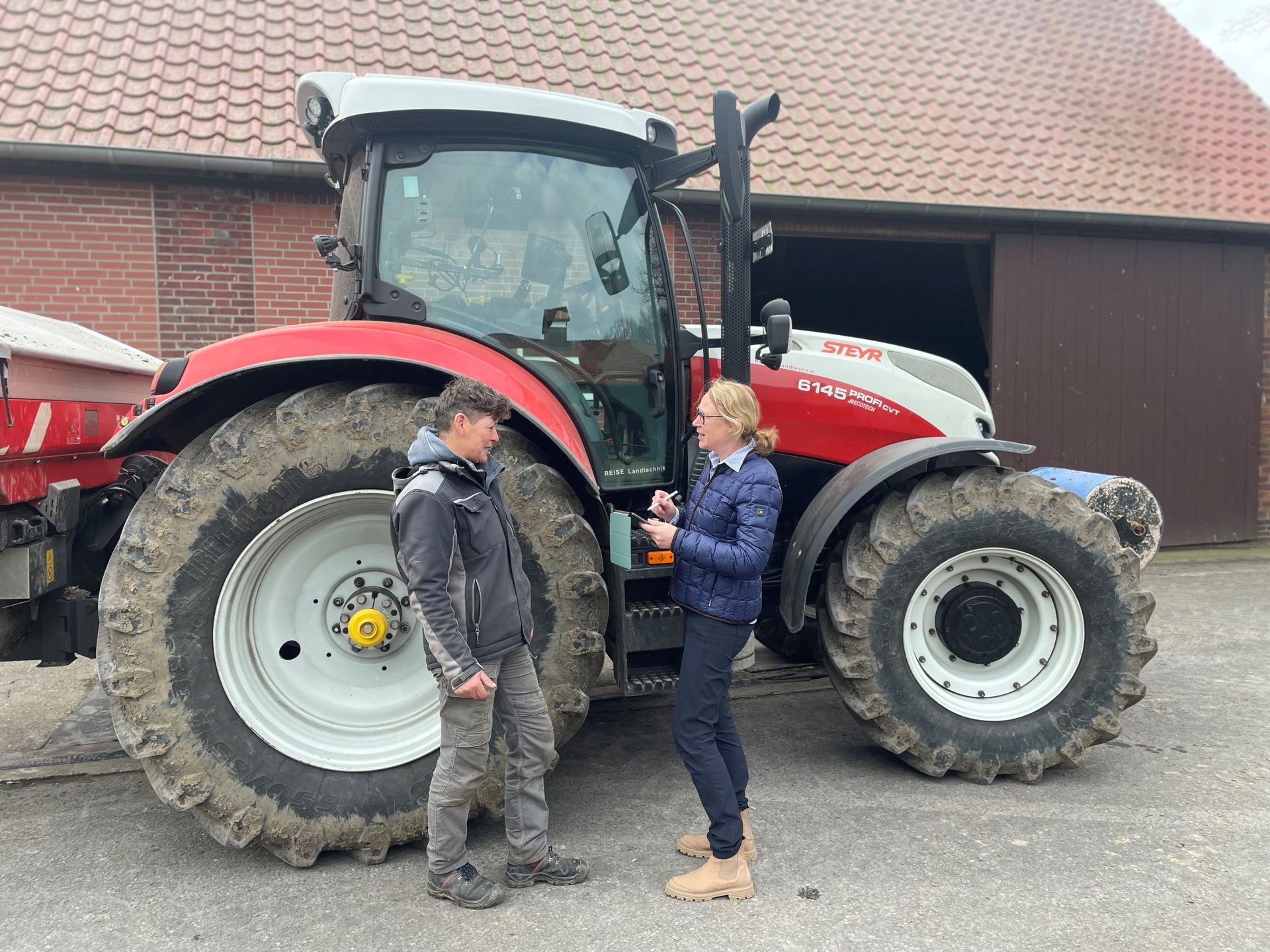 Expertengespräche bei den Landwirten auf dem Hof.