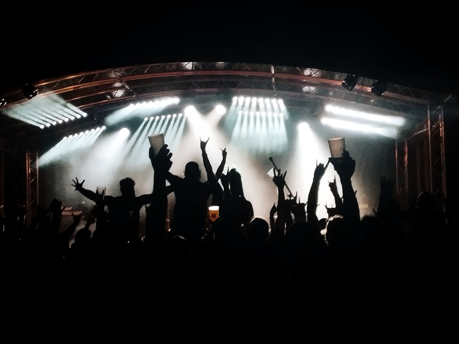 Installation complète de sonorisation et éclairage pour scène concert