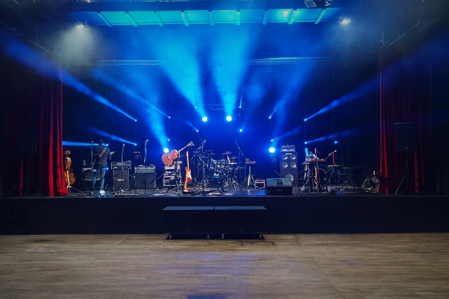 Installation complète de sonorisation et éclairage pour scène concert