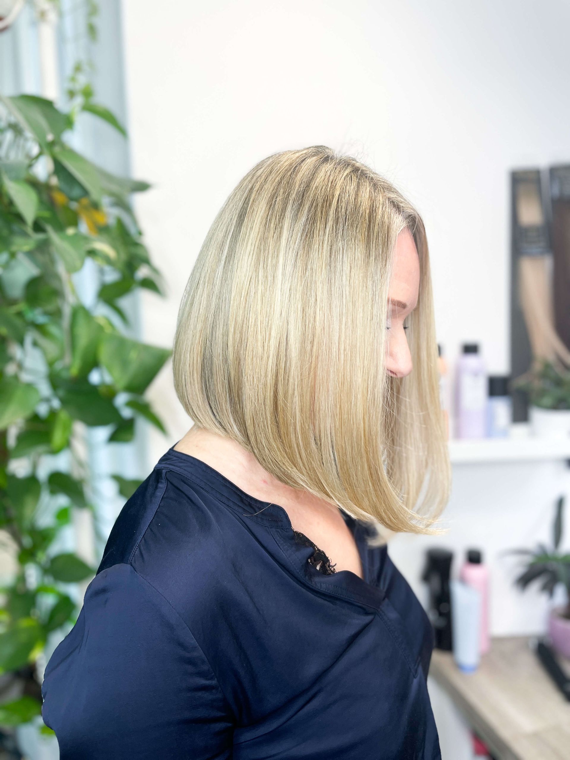 Blondine mit glattem Bob im Profil.