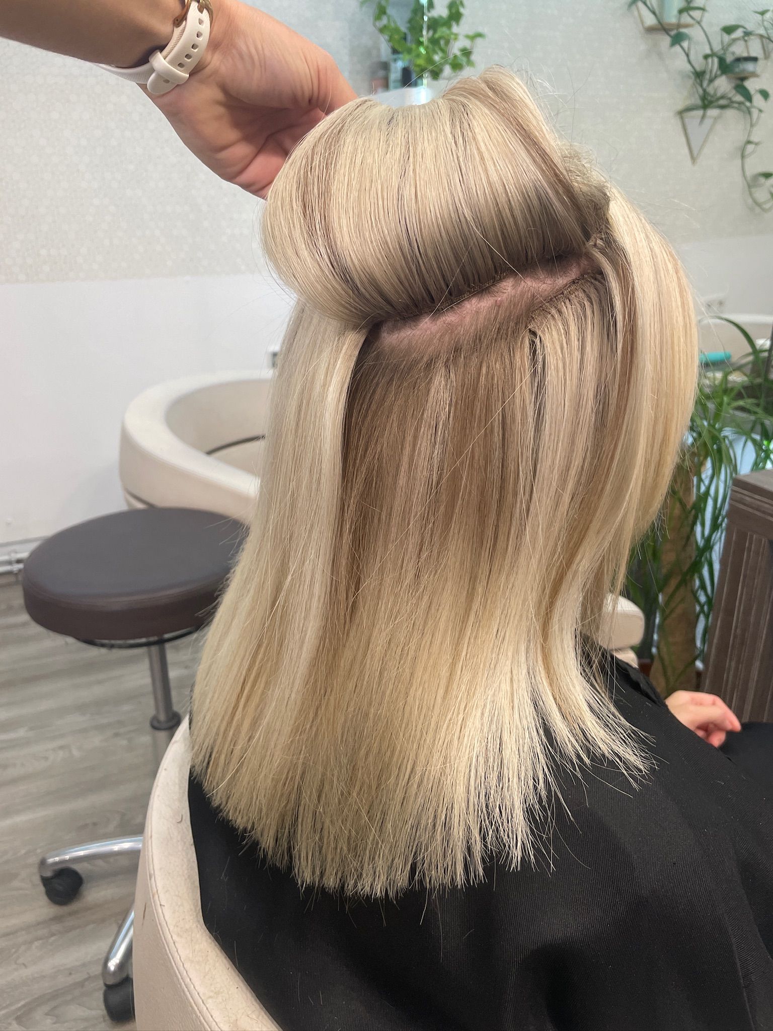 Professionelle Haarverlängerung mit Weft Tressen Extensions bei Lela Berger Friseursalon Konstanz.