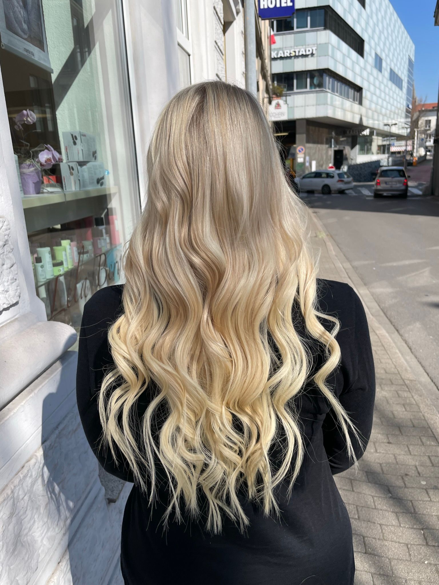 Helles Blond mit sanften Beachwaves beim Friseur Lela Berger in Konstanz