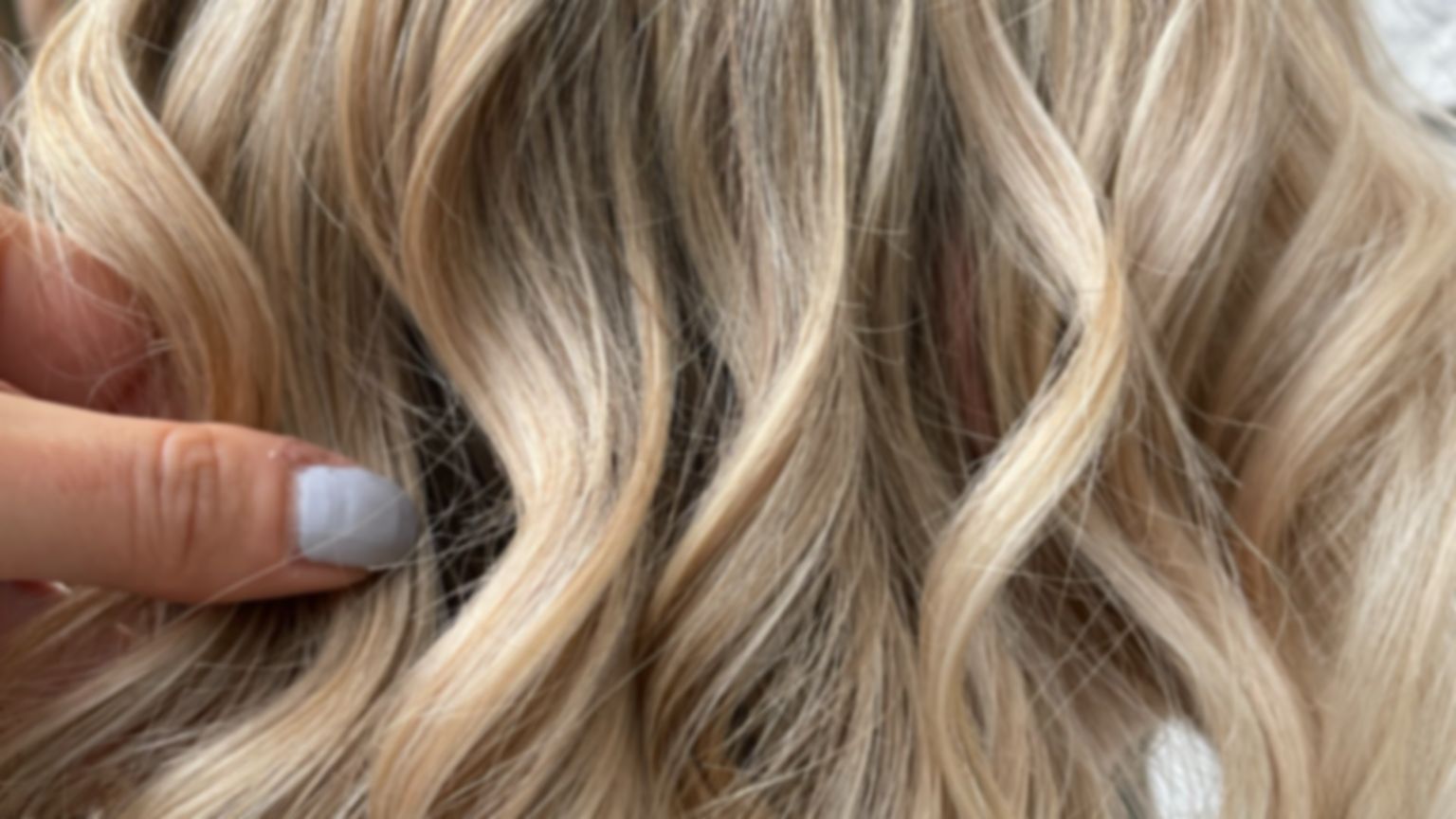 Detailaufnahme kühler, hellblonder Wellen beim Friseur Lela Berger