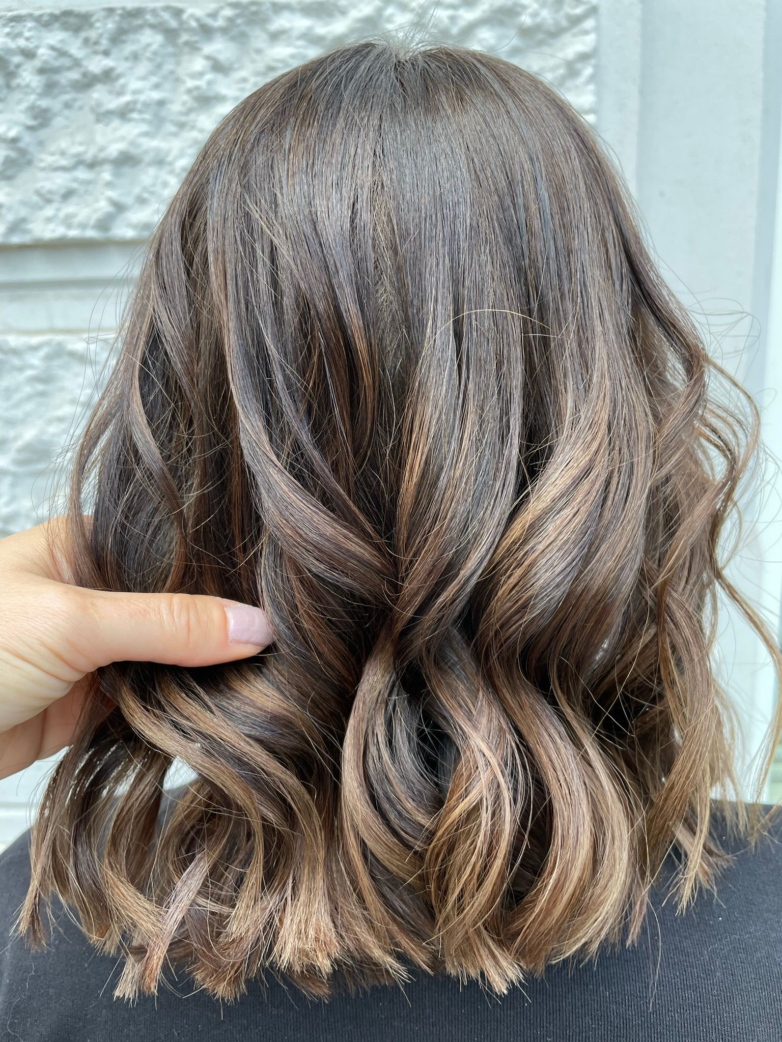Mokka Balayage mit sanften Wellen von Lela Berger Friseur