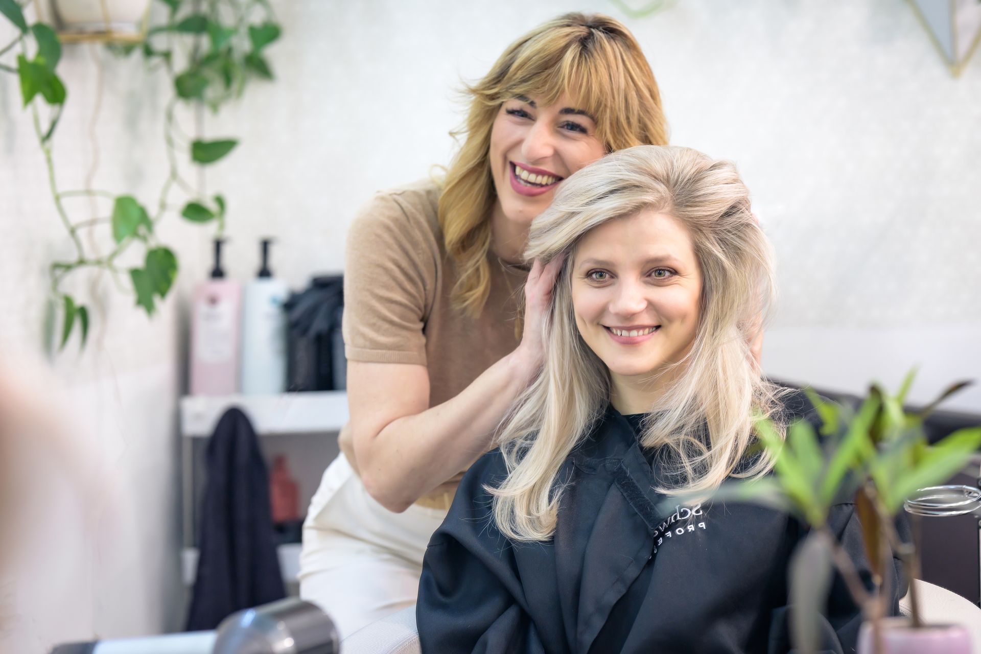 Persönliche Beratung mit Kundin im Friseursalon Lela Berger in Konstanz