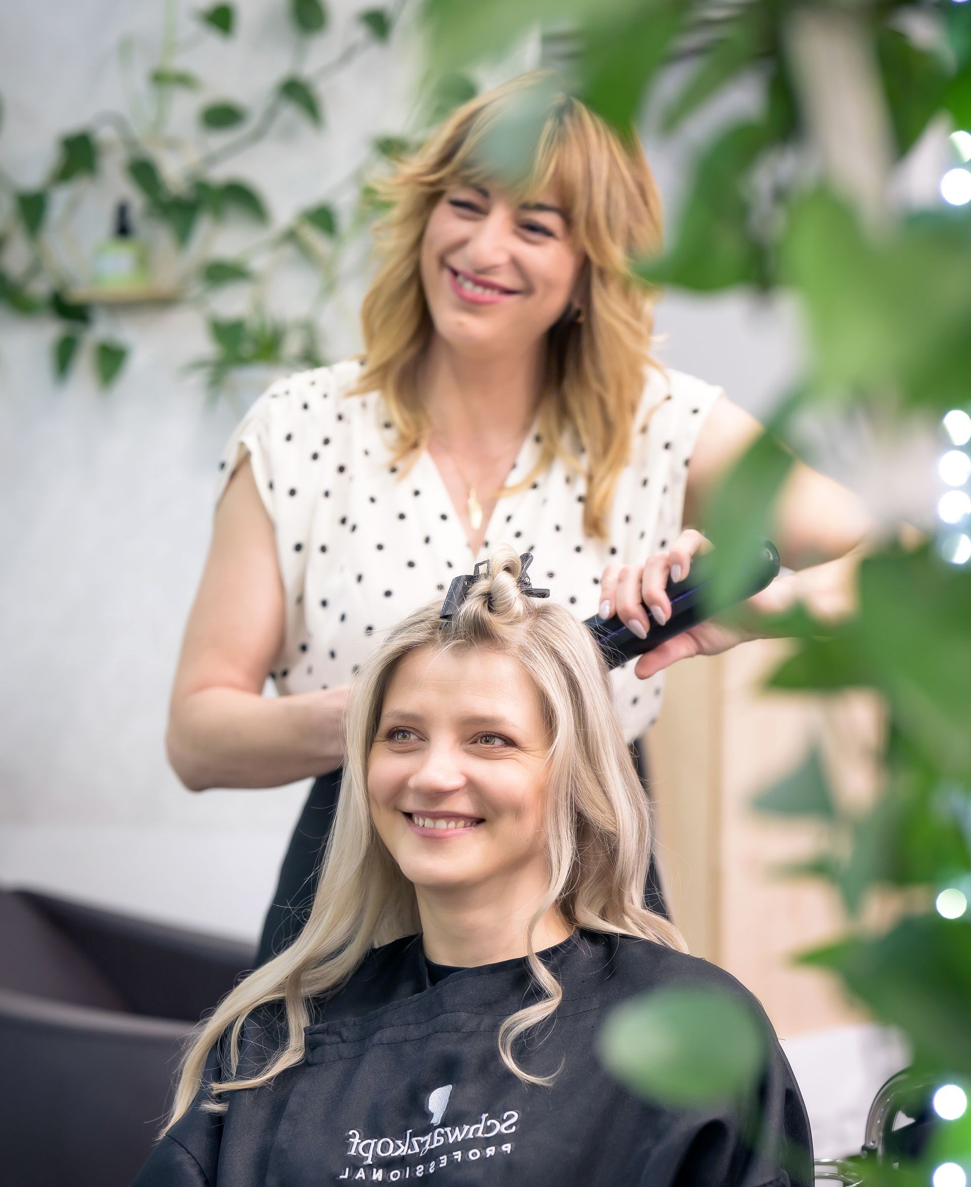 Styling mit Kundin im Friseursalon Lela Berger in Konstanz