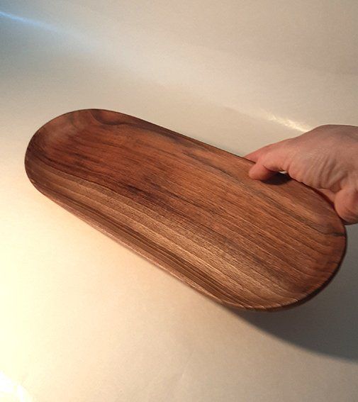 Plato de madera de nogal alargado