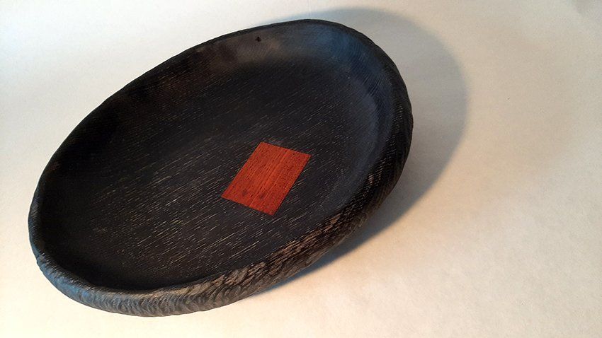 Plato de madera de castaño con taracea de padouk