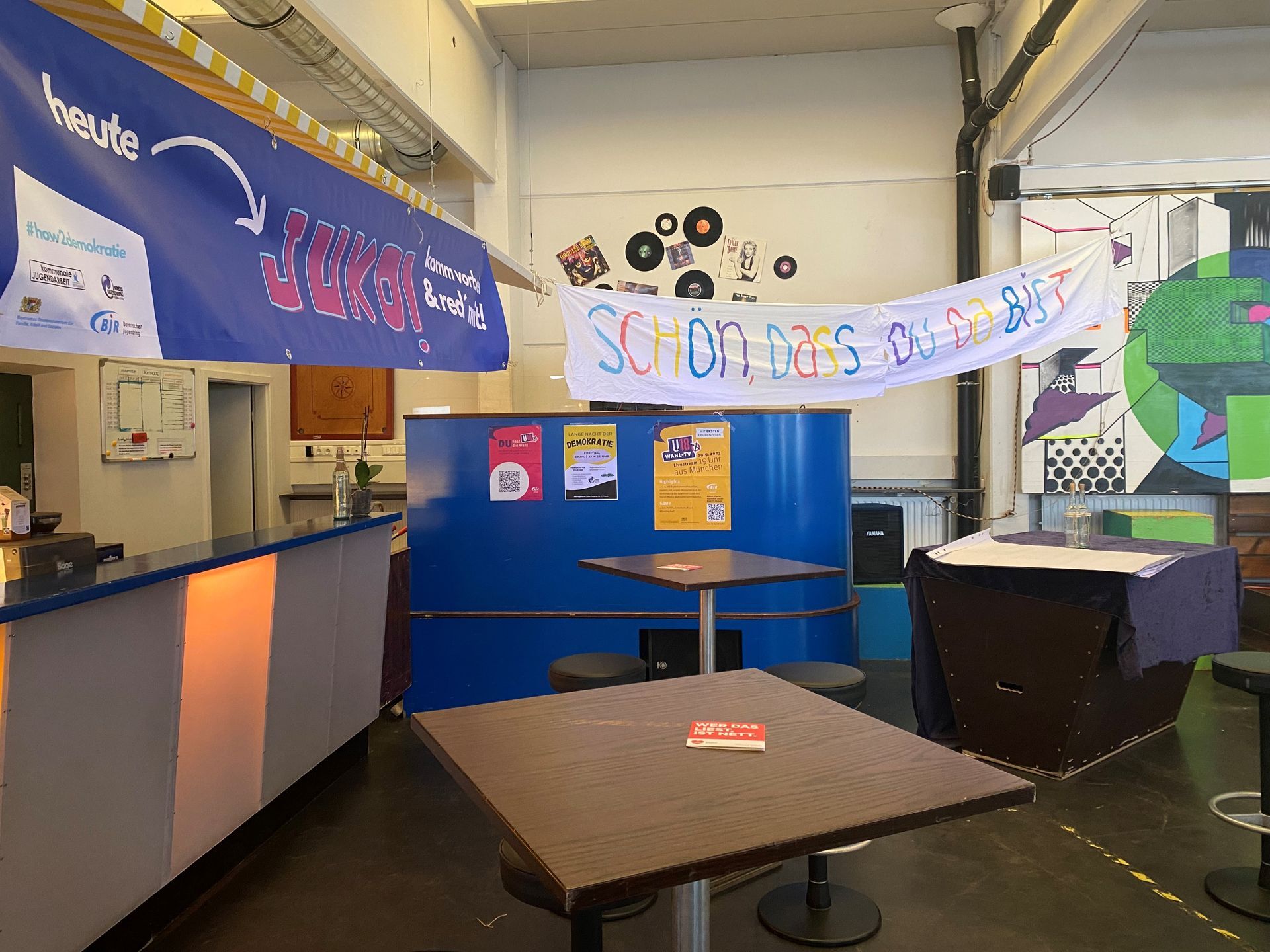 Lange Nacht der Demokratie. Man sieht verschiedene Banner.