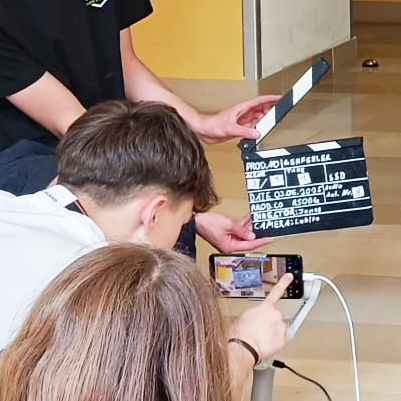 Jugendliche filmen in der Schule