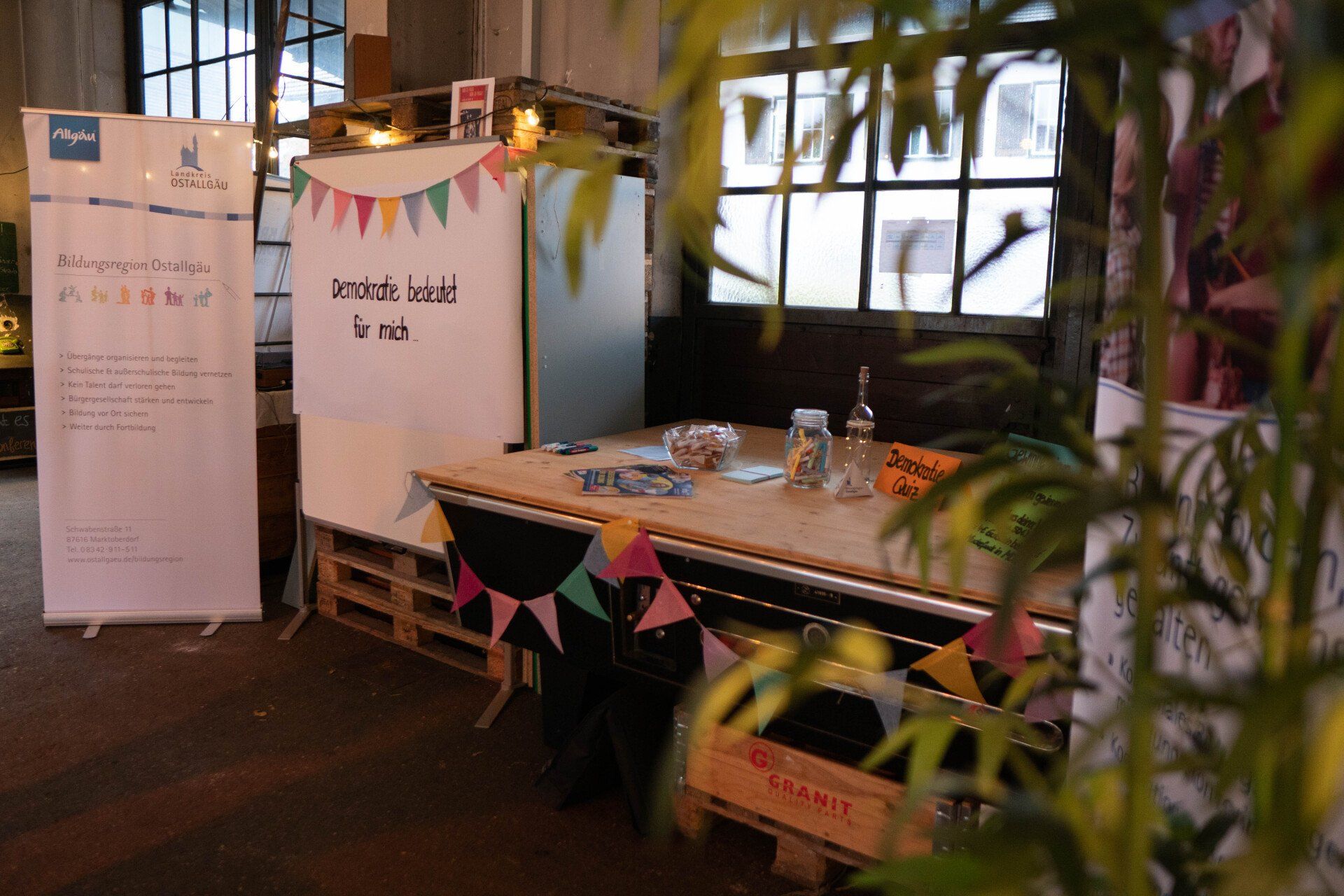 Lange Nacht der Demokratie in Marktoberdorf. Man sieht den Mitmachtisch der Bildungsregion Ostallgäu.