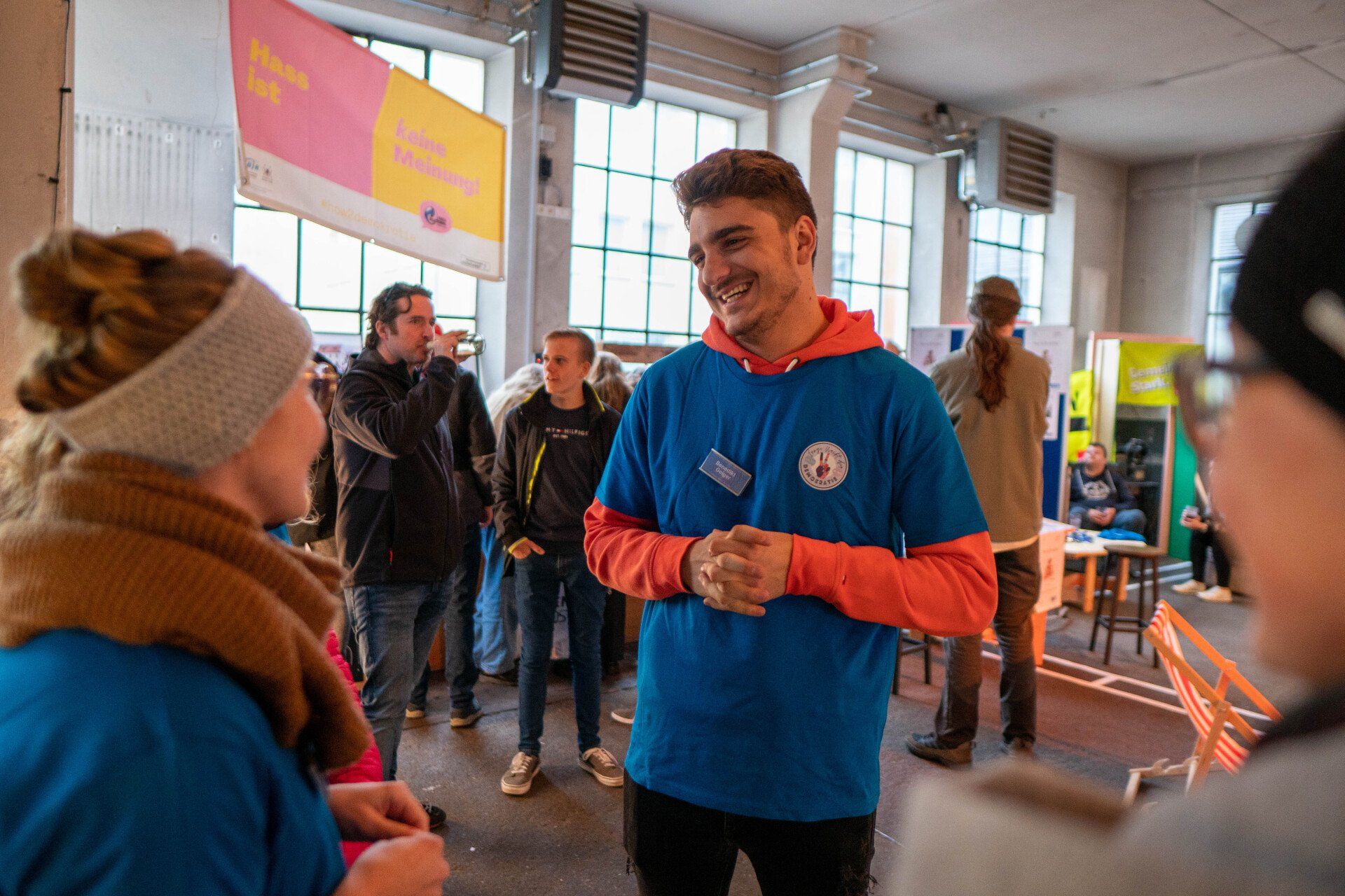 Lange Nacht der Demokratie in Marktoberdorf. Der Vorsitzende unterhält sich mit Besuchern.
