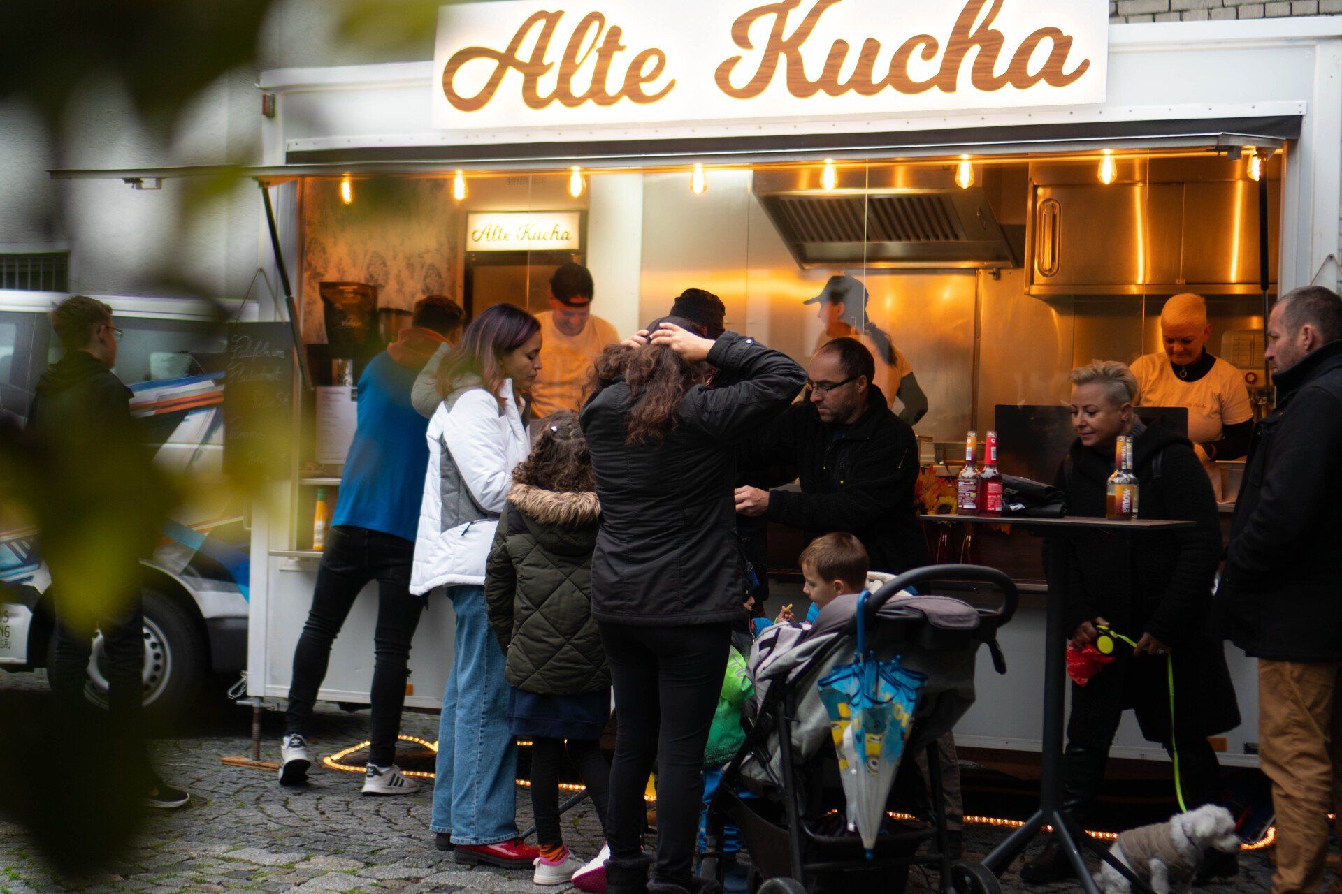 Lange Nacht der Demokratie in Marktoberdorf. Personen stehen vor einem Foodtruck.
