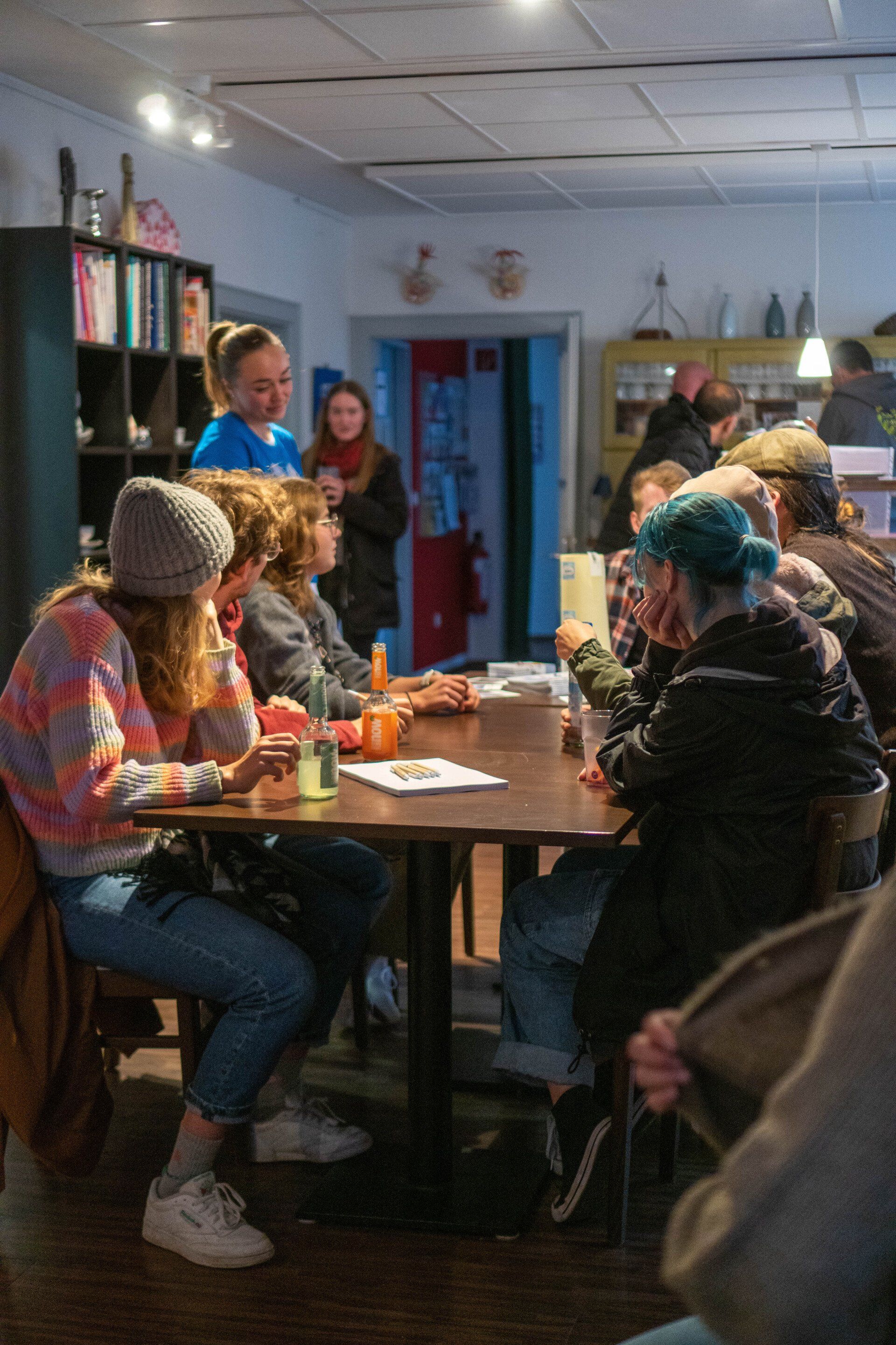 Lange Nacht der Demokratie in Marktoberdorf. Jugendliche diskutieren gemeinsam an einem Tisch.