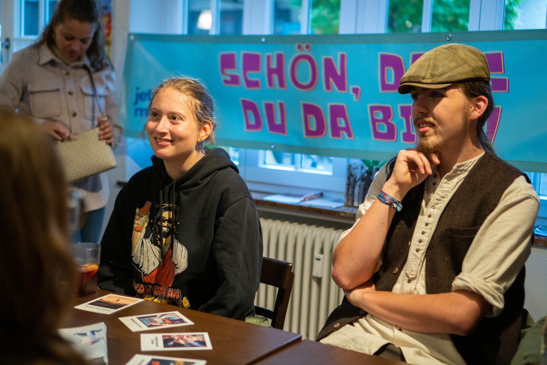 Lange Nacht der Demokratie in Marktoberdorf. Zwei junge Menschen lächeln in die Kamera.