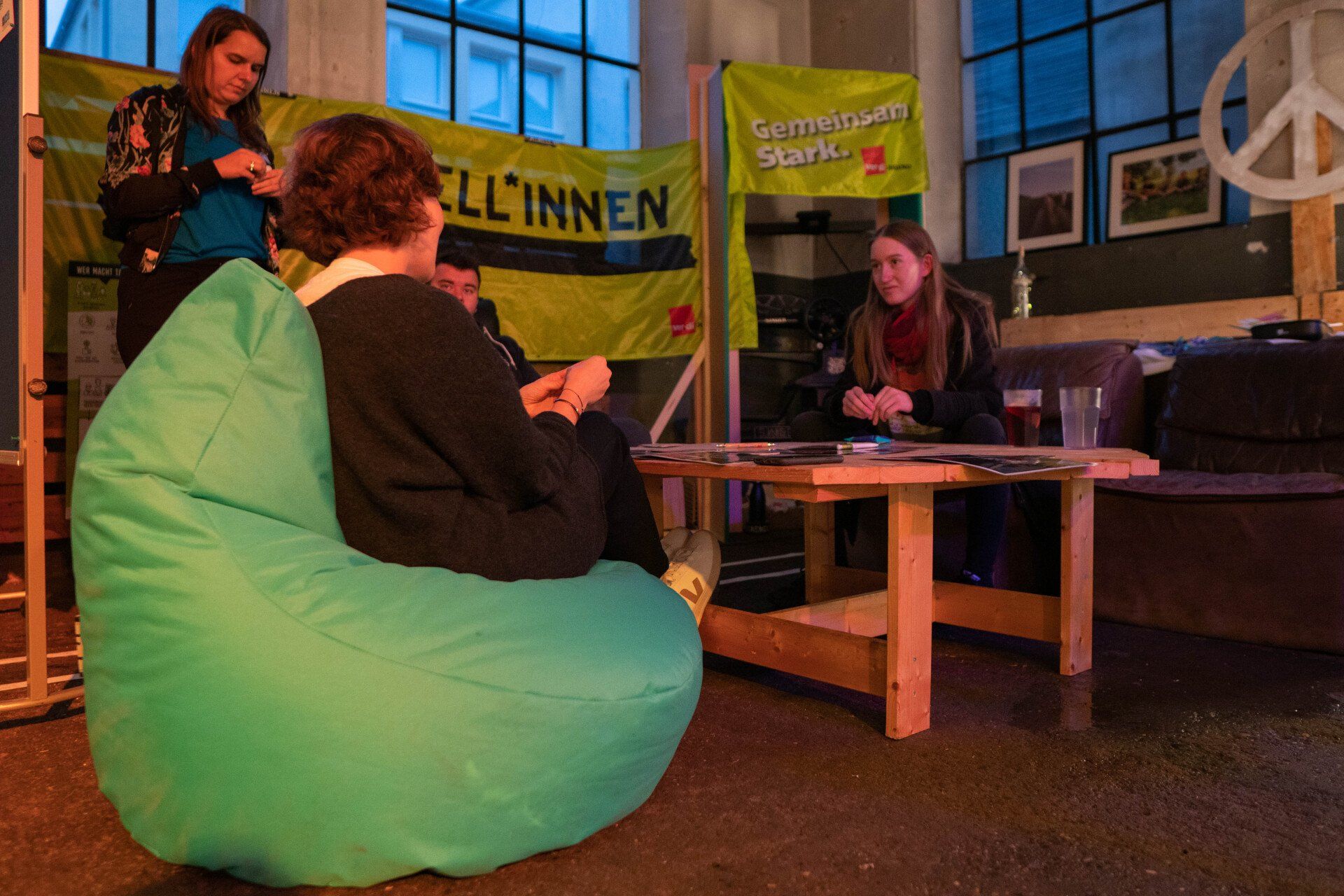 Lange Nacht der Demokratie in Marktoberdorf. Gemeinsame Diskussion am Stand der ver.di Jugend.