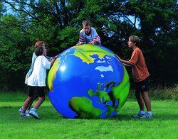 Erdball mit jungen Menschen