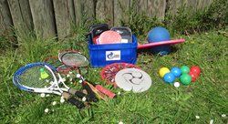 Kiste mit verschiedenen Bällen und Schlägern