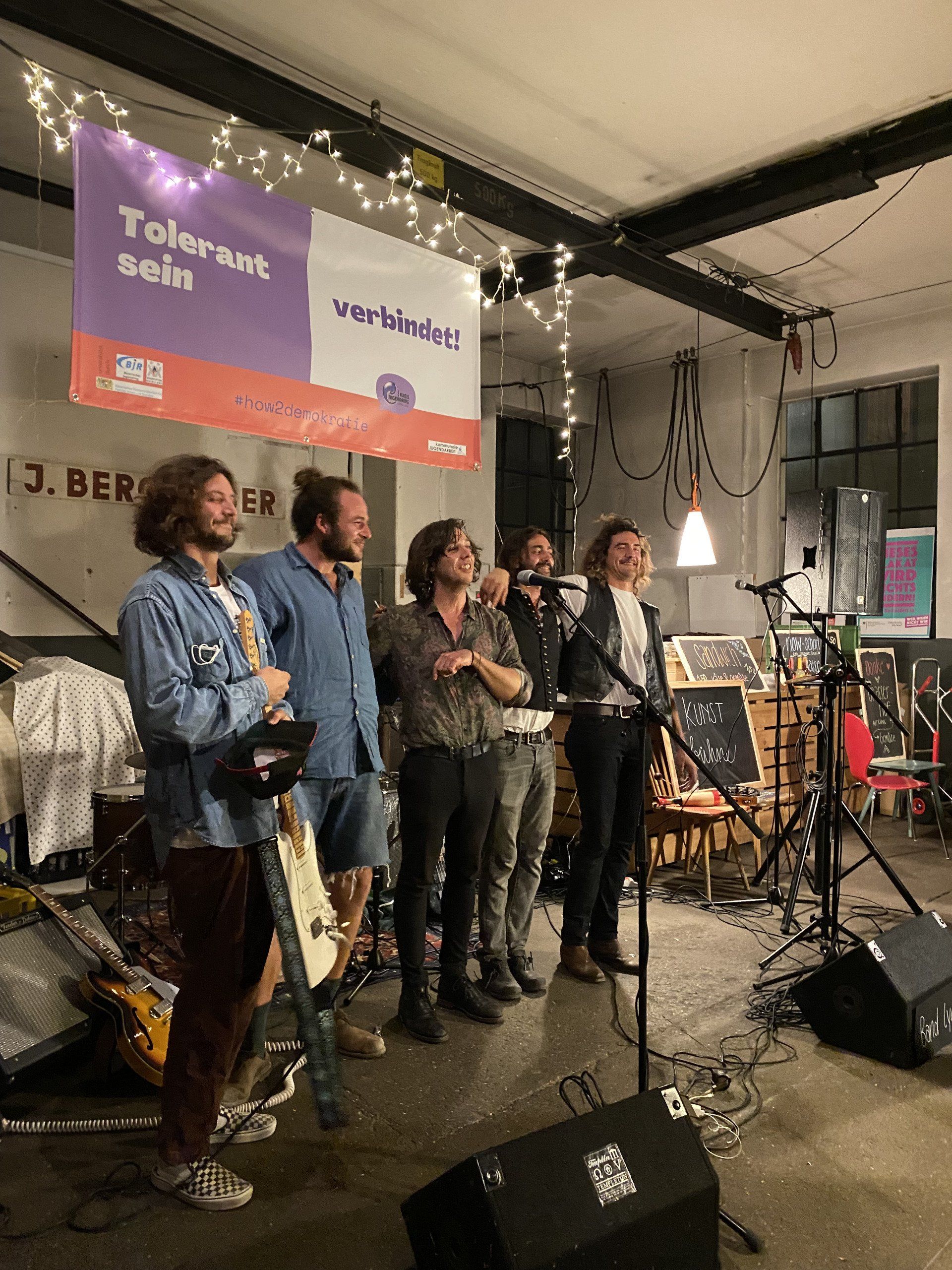 Band Lyca steht auf der Bühne