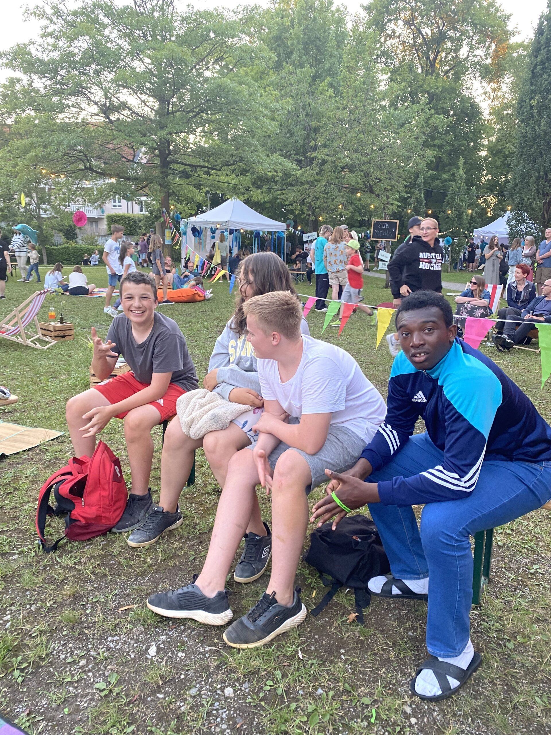 Junge Menschen auf einem Festival