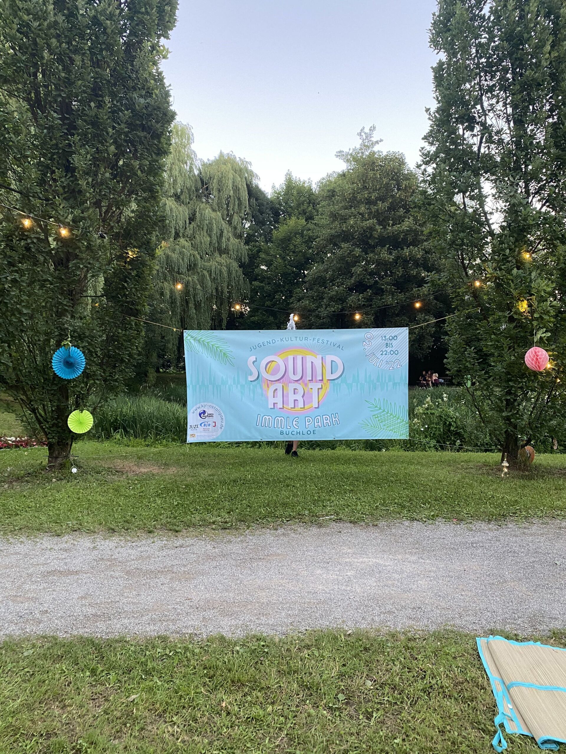 Bunter Banner im Park