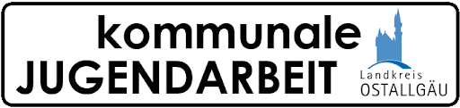 Man sieht das Logo der Kommunalen Jugendarbeit. Zusätzlich ist das Schloss Neuschwanstein zu sehen.