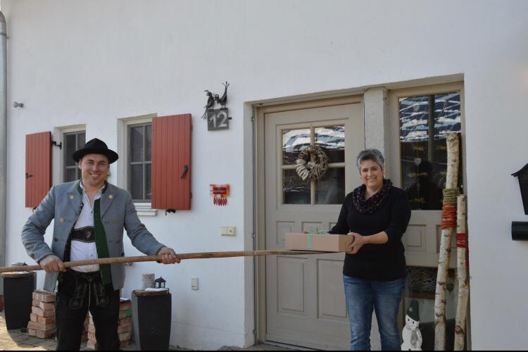 Geschenk mit Abstand überreichen