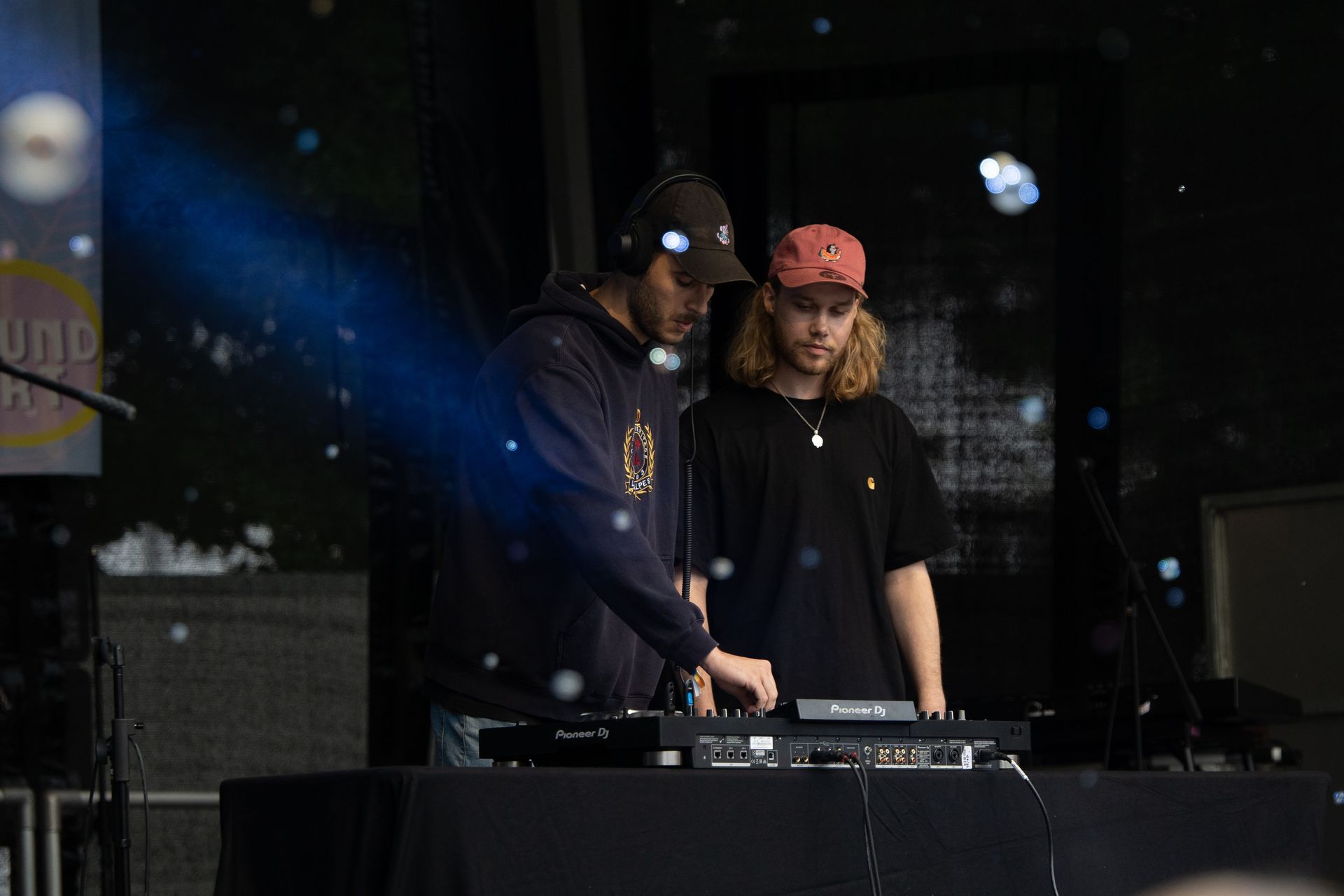 Zwei DJS auf der Bühne
