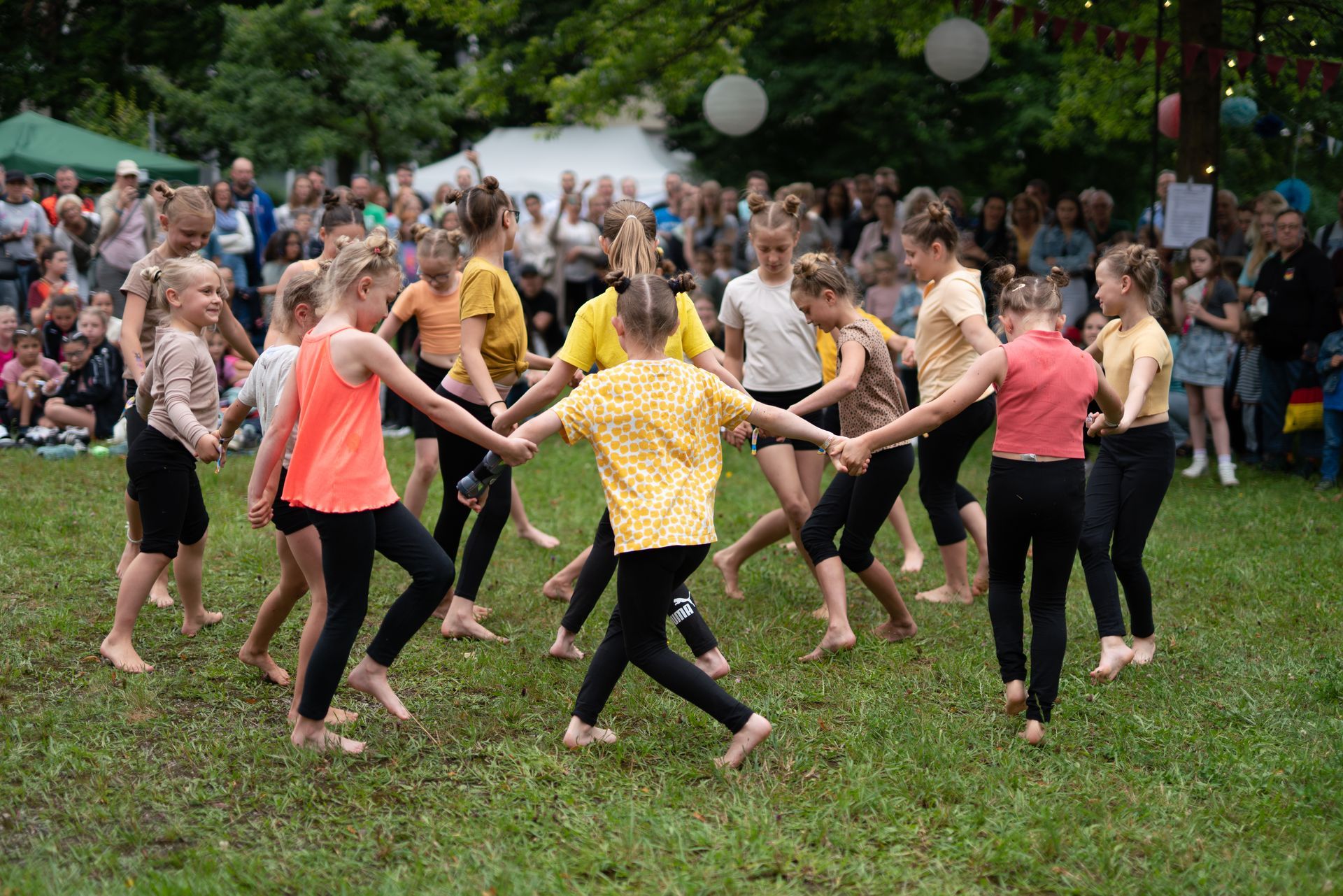 Mädchen tanzen im Kreis